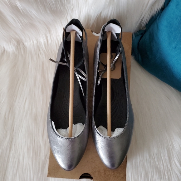 NEW Born Kharen Silver Leather Ankle Lace Flats - Picture 4 of 10